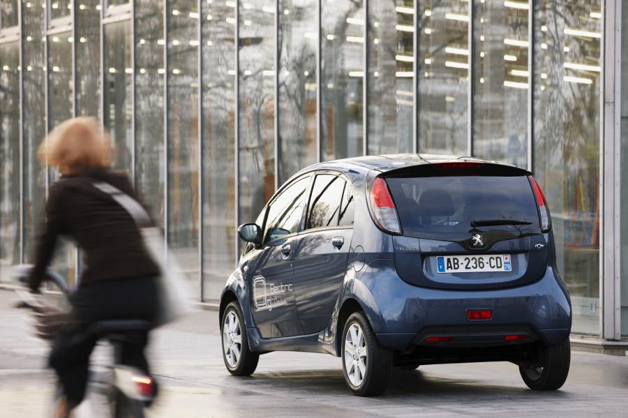 Peugeot iOn 2011 года  (фото 35 из 38)